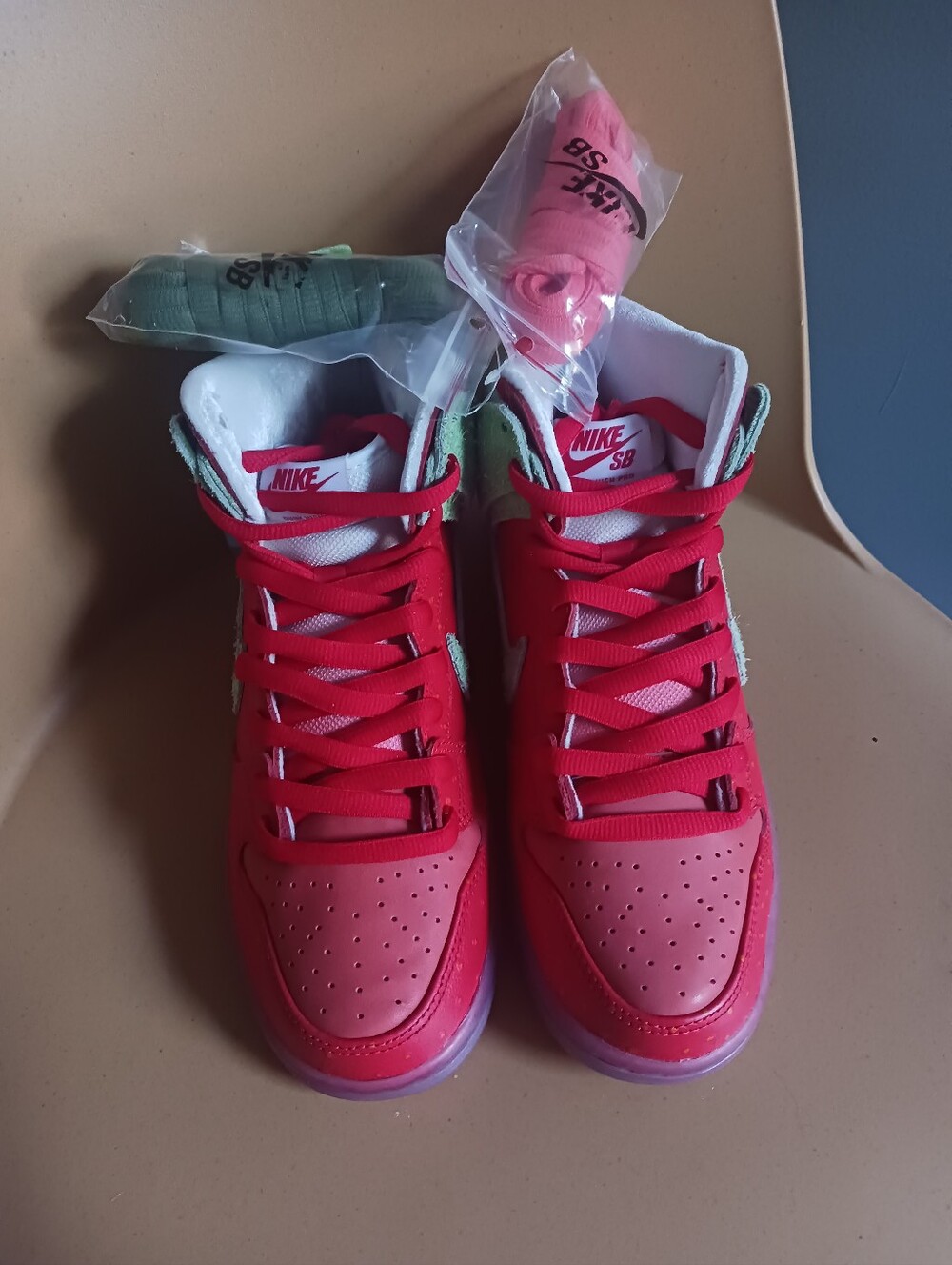 NEW Nike SB Dunk High Sneakers Strawberry Cough, Size EU 40, UK 6, US 7 - Picture 3 of 12